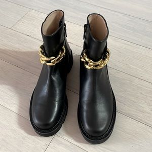 Stuart Weizmann boots with gold chain